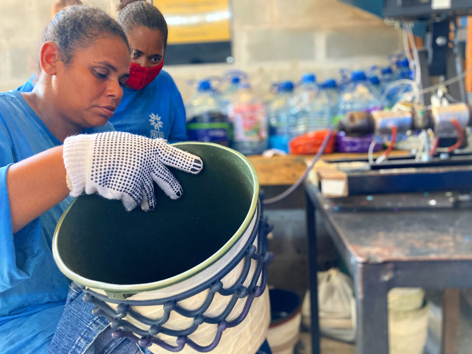 Resíduos plásticos viram artesanato em Recife